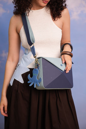 Cartera manos libres Nina color azul de Hereje, colección Siete Colores