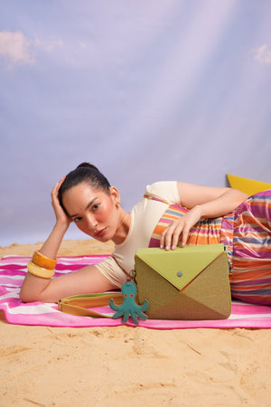 Cartera manos libres Nina color verde lima de Hereje, colección Siete Colores