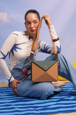 Cartera manos libres Nina color verde y mostaza de Hereje, colección Siete Colores