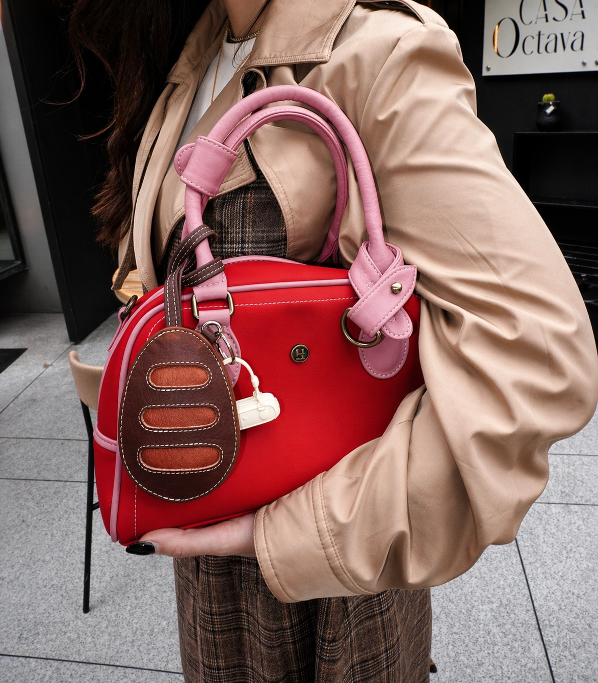 Cartera manos libres la Baguette grande, color rojo y rosado