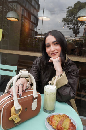 Cartera manos libres la Baguette mediana, color beige y arena