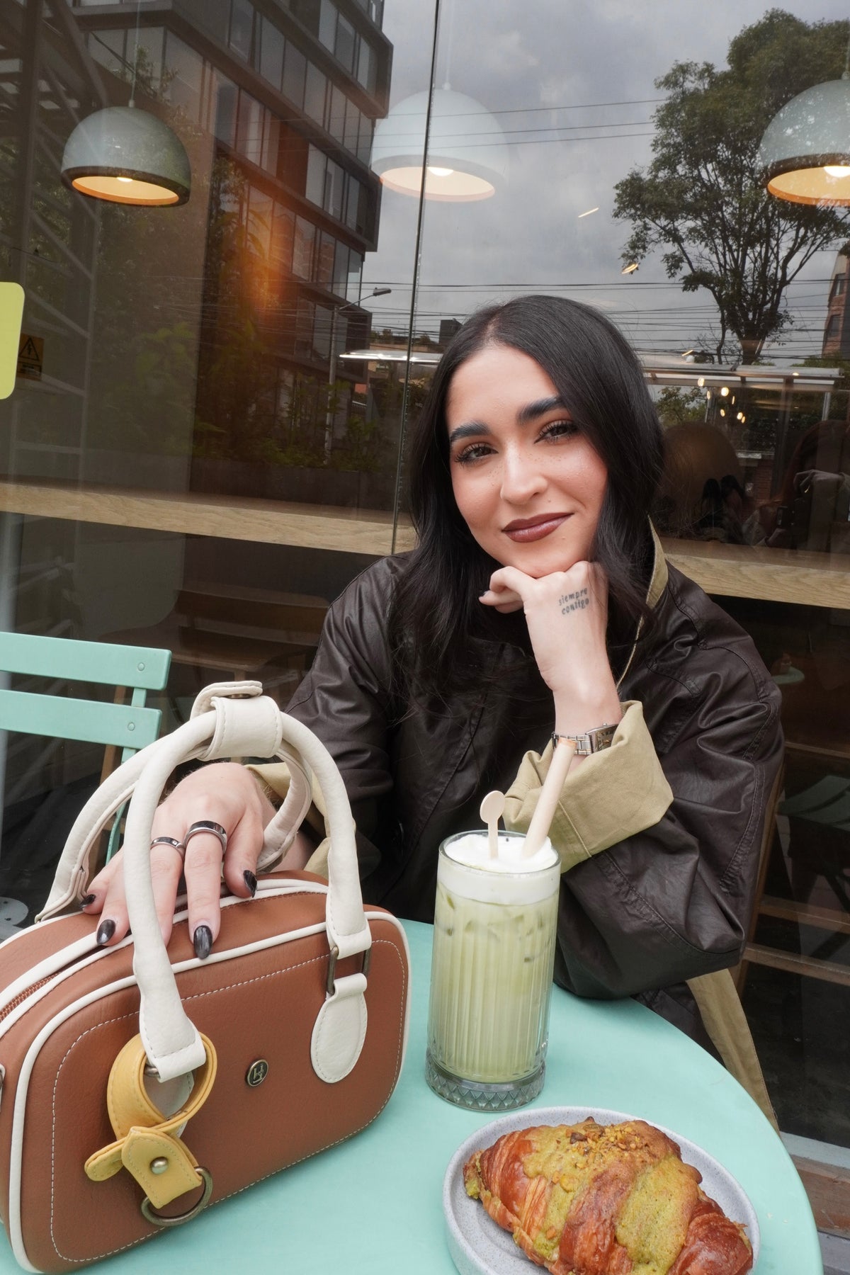 Cartera manos libres la Baguette mediana, color beige y arena