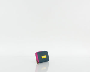 Billetera Malta Nudos, color verde oscuro y fucsia