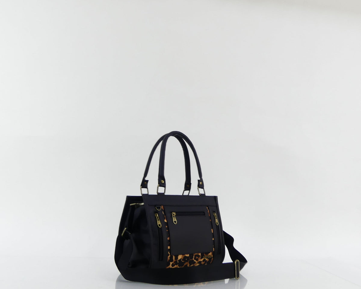 Cartera manos libres Totti mediana, color negro y leopardo