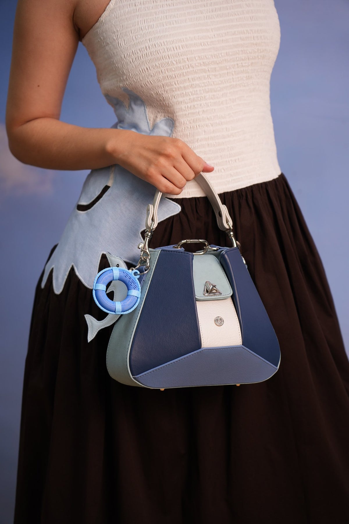 Cartera manos libres Dubai color azul de Hereje, colección Siete Colores
