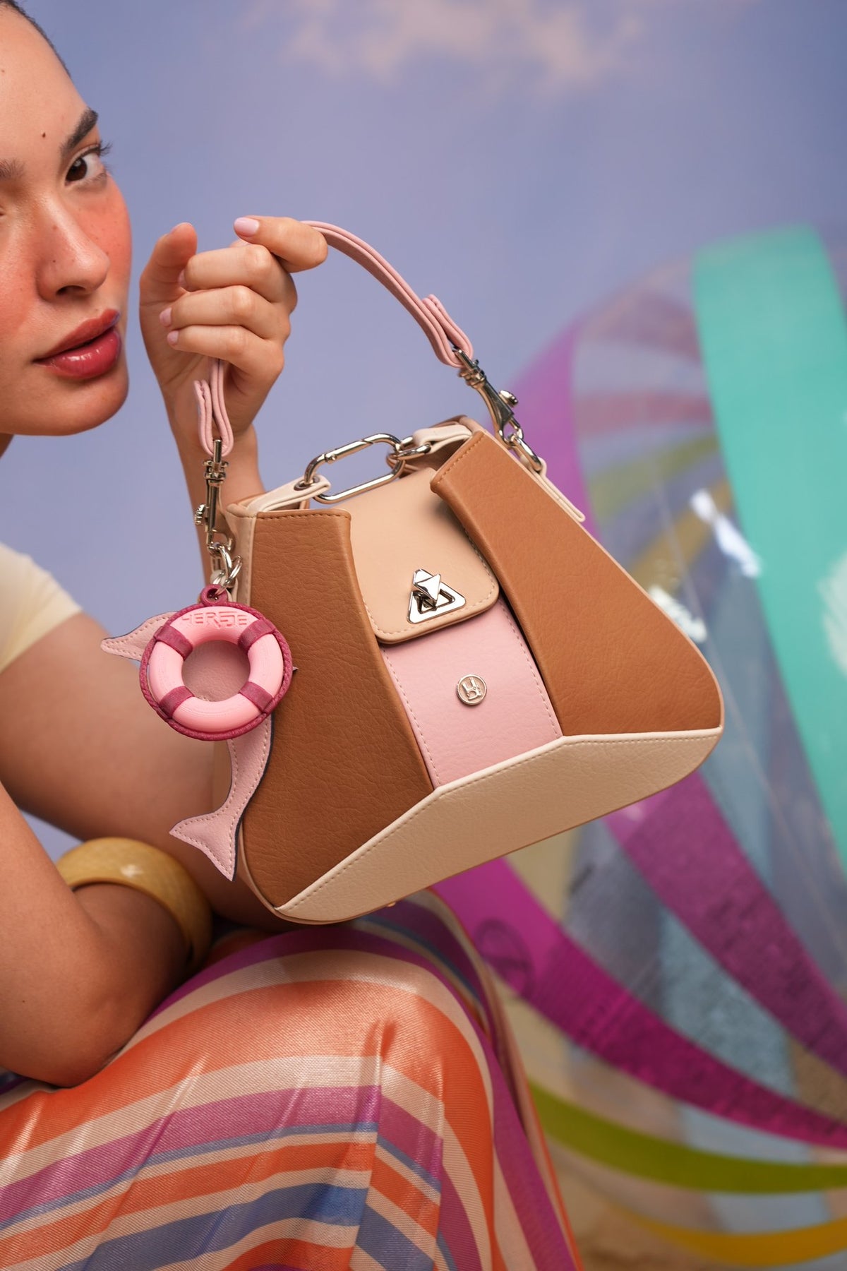 Cartera manos libres Dubai color camel y rosado de Hereje, colección Siete Colores