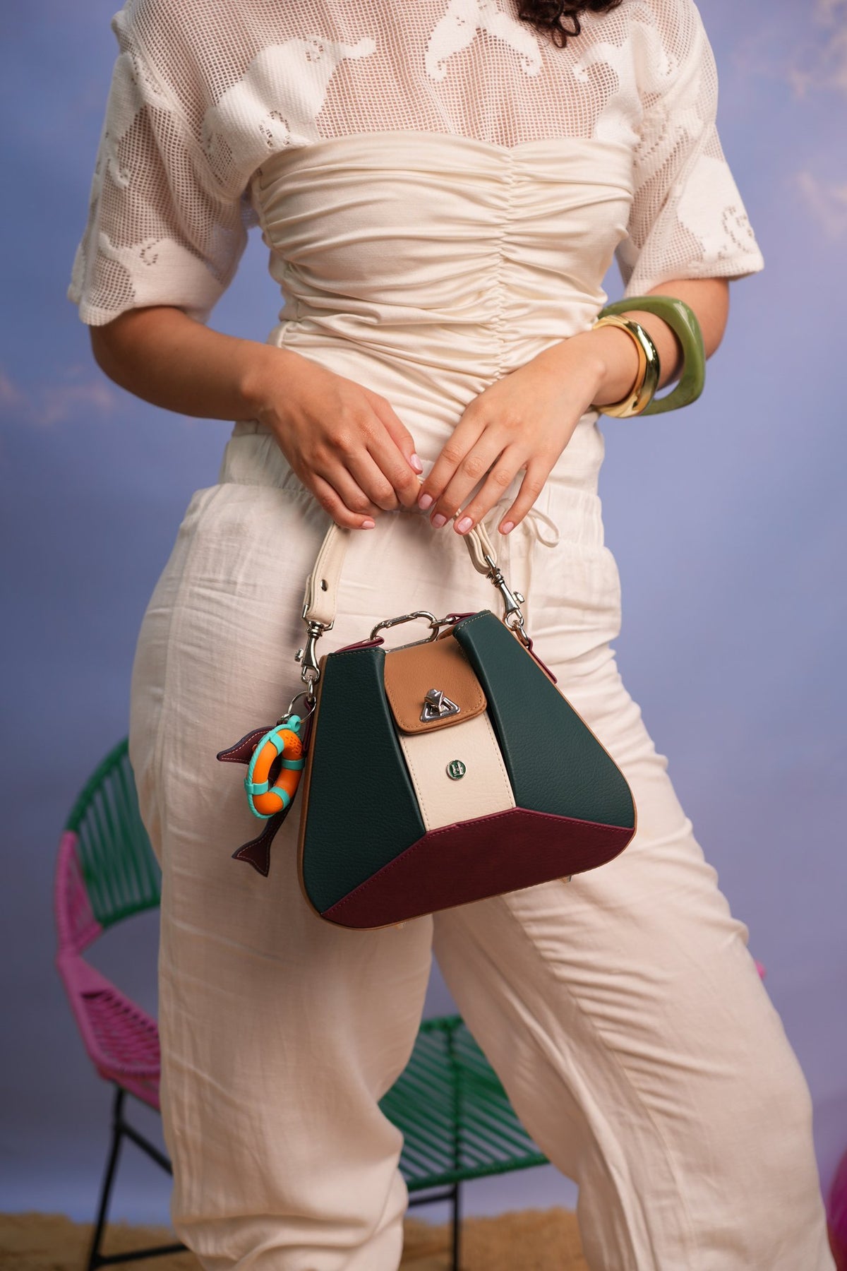 Cartera manos libres Dubai color verde y vinotinto de Hereje, colección Siete Colores