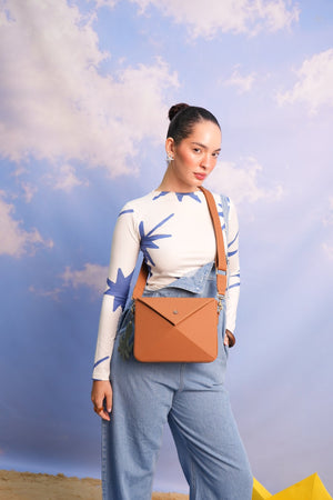 Cartera manos libres Nina color camel de Hereje, colección Siete Colores