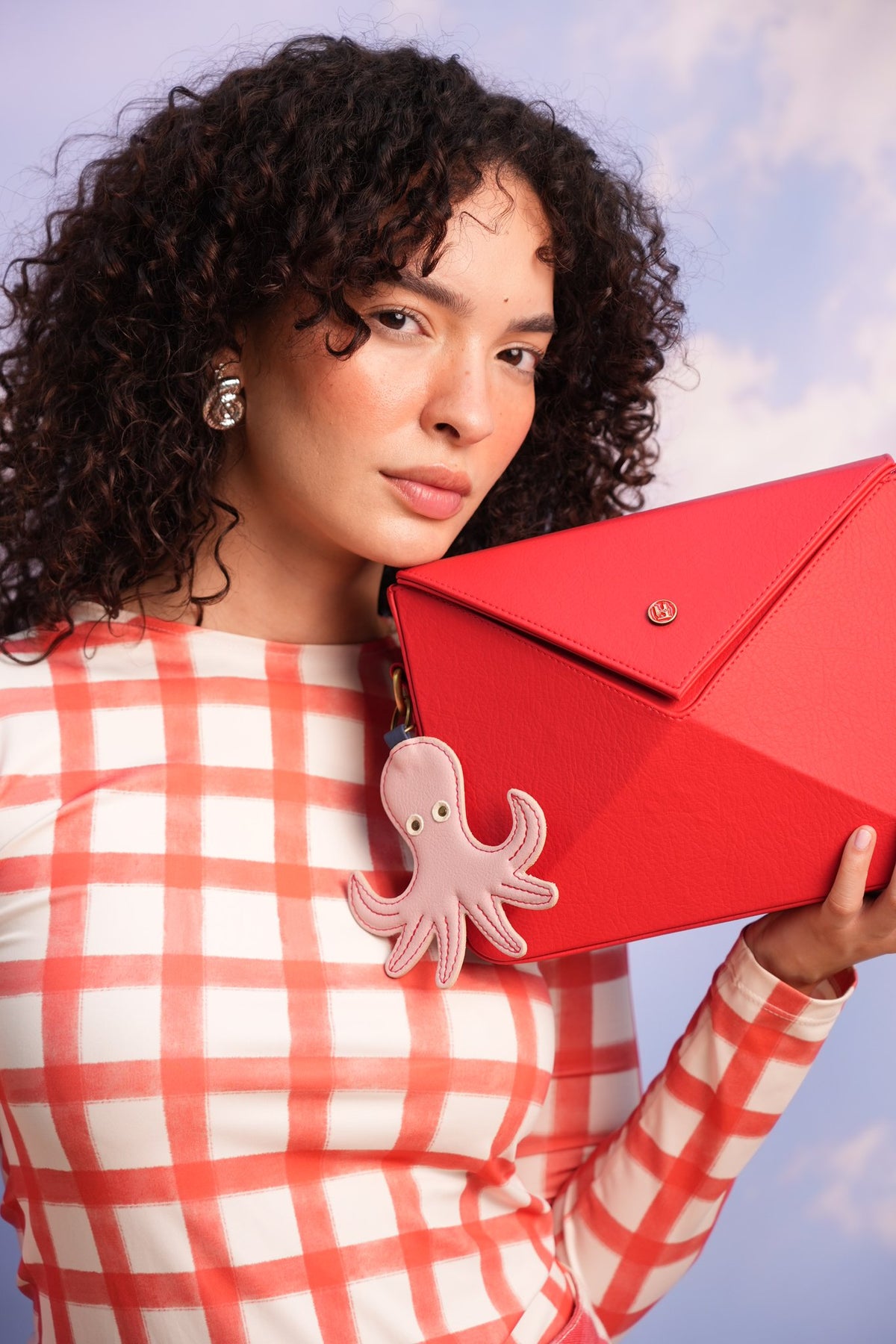 Cartera manos libres Nina color rojo de Hereje, colección Siete Colores