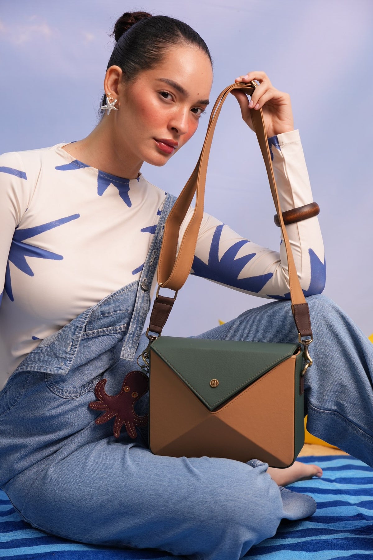 Cartera manos libres Nina color verde y mostaza de Hereje, colección Siete Colores