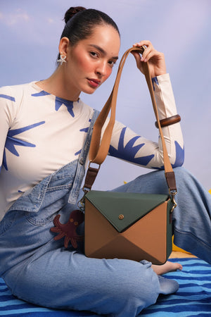Cartera manos libres Nina color verde y mostaza de Hereje, colección Siete Colores