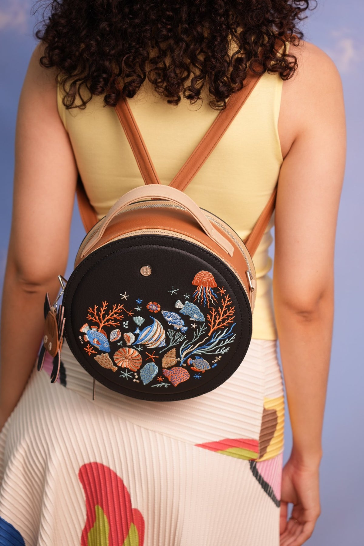 Cartera/morral manos libres Neptuno color negro usada como morral, de Hereje, colección Siete Colores